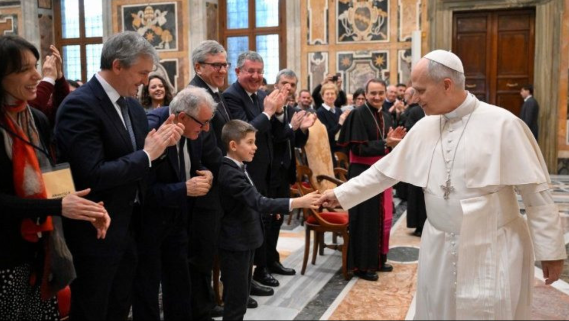 nyitott-szivvel-es-szemmel-vilagossag-a-hitben-leo-papa-gondolatai