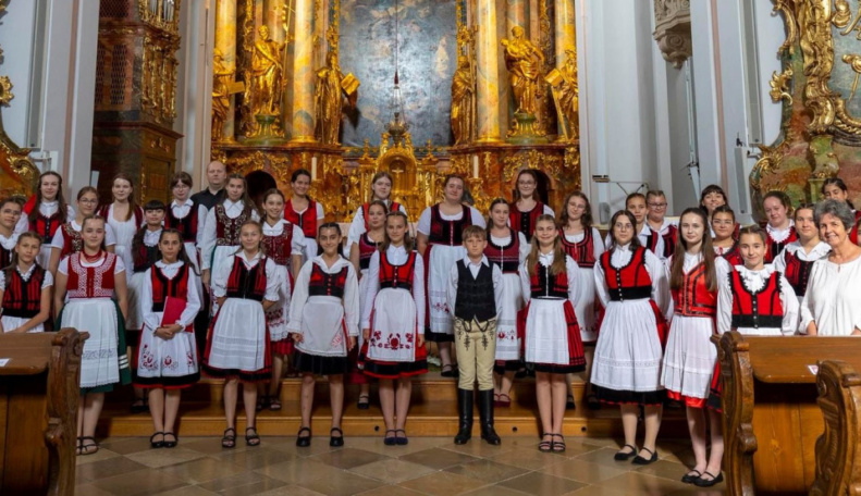 segiteni-vagyasbol-a-sok-dijat-nyert-korusig-interju-az-alapitokkal