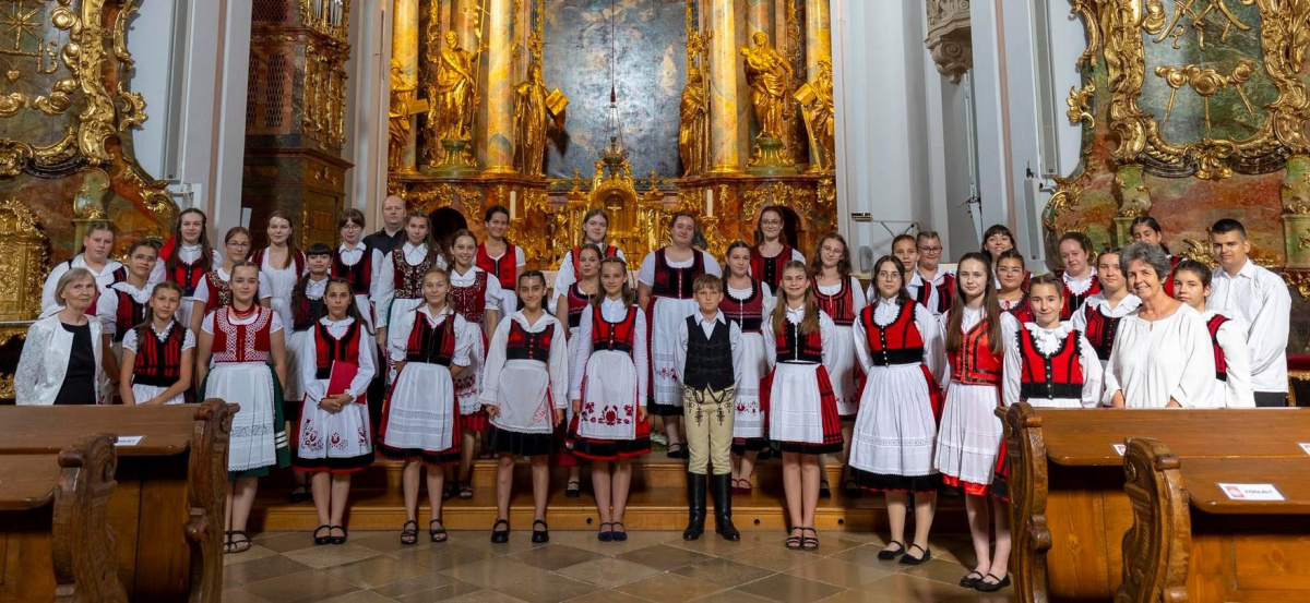 segiteni-vagyasbol-a-sok-dijat-nyert-korusig-interju-az-alapitokkal