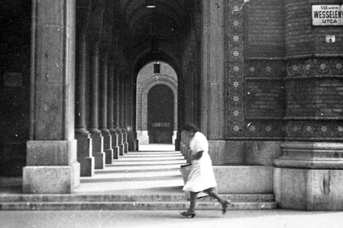 az-r-faktor-homlokrajz-egy-elegetett-papir-hamujaval