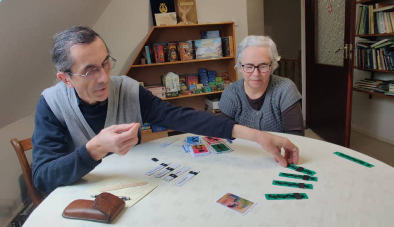 ember-a-polcon-konyv-a-szeken